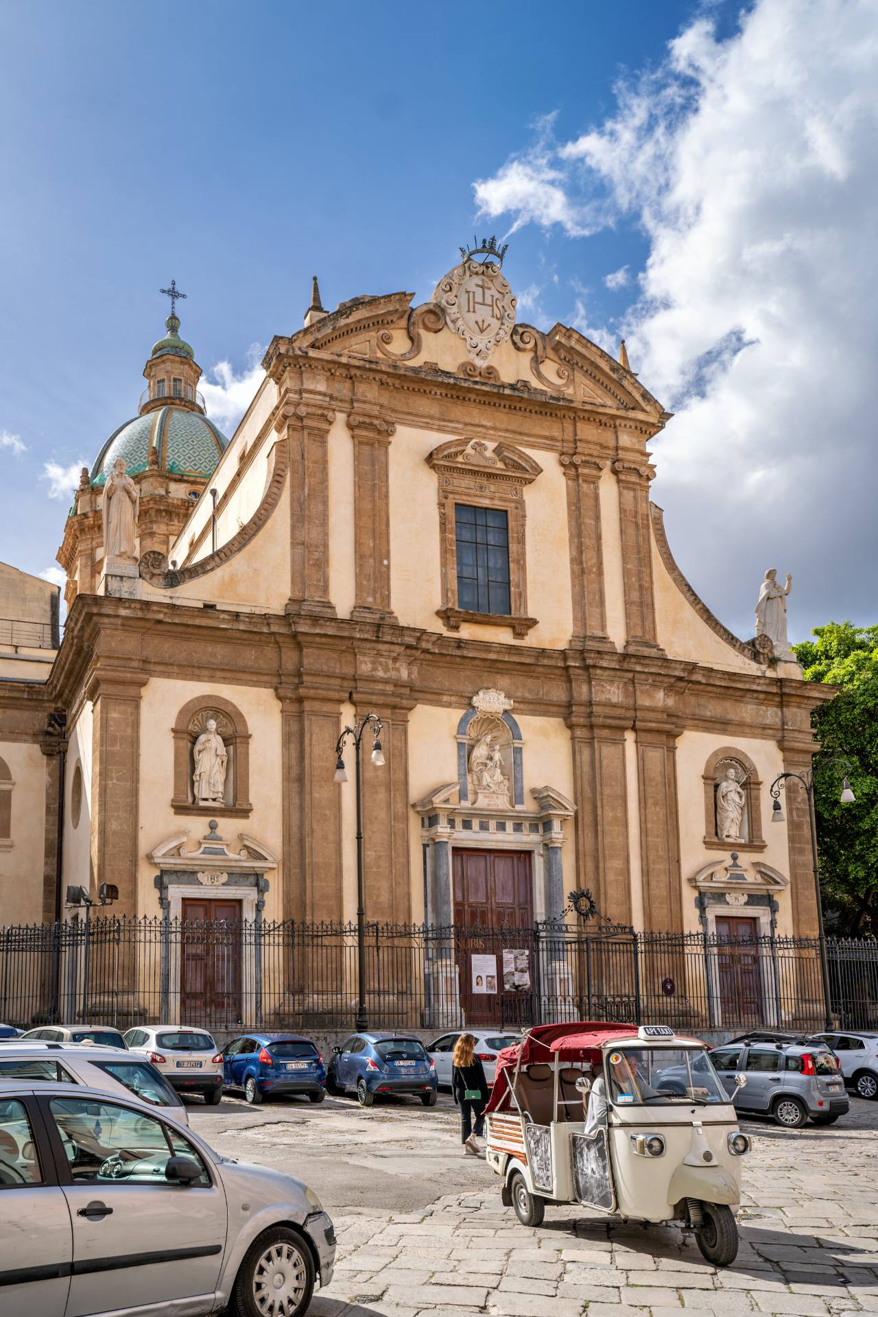 Die Chiesa del Gesù, an der Piazza Casa Professa gelegen, wurde ursprünglich 1564 errichtet, doch ihr beeindruckender Innenraum wurde über mehrere Jahrhunderte hinweg immer weiter ausgebaut und erst 1860 vollendet. Das schlichte äußere Erscheinungsbild der Kirche lässt nur vage ahnen, welche barocke Pracht den Besucher im Inneren erwartet. Hier entfaltet sich die Schönheit von Marmor in allen erdenklichen Schattierungen. Stuckverzierungen, prächtige Fresken, kunstvolle Ornamente und filigrane Marmormosaiken ziehen den Betrachter in ihren Bann und schaffen eine Atmosphäre von unvergleichlicher Eleganz und Hingabe.